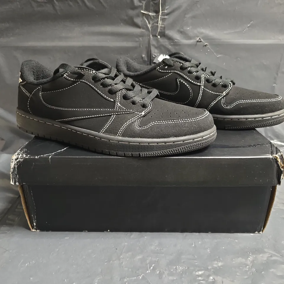 BOXED PAIR OF NIKE AIR JORDAN 1 RETRO LOW SHOES IN BLACK/WHITE SIZE UK 9