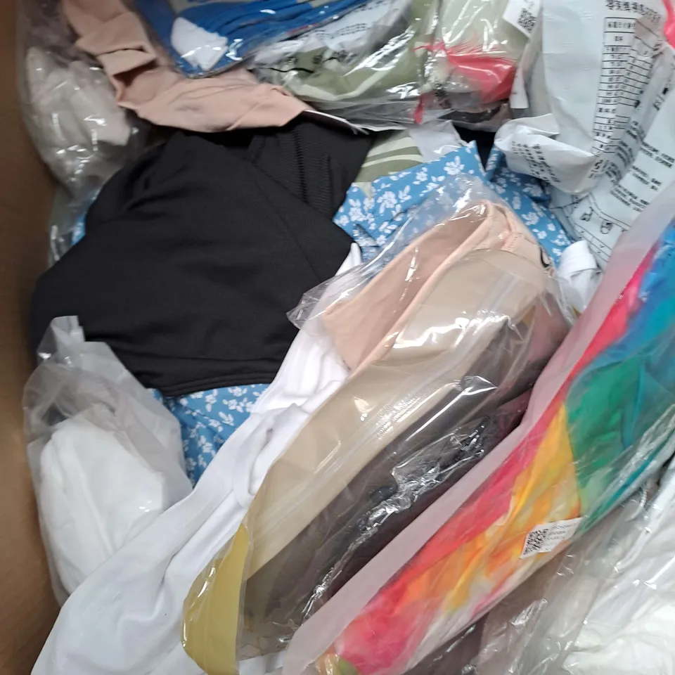 BOX OF APPROXIMATELY 25 ASSORTED CLOTHING ITEMS TO INCLUDE - JACKET, DRESS, JEANS ETC