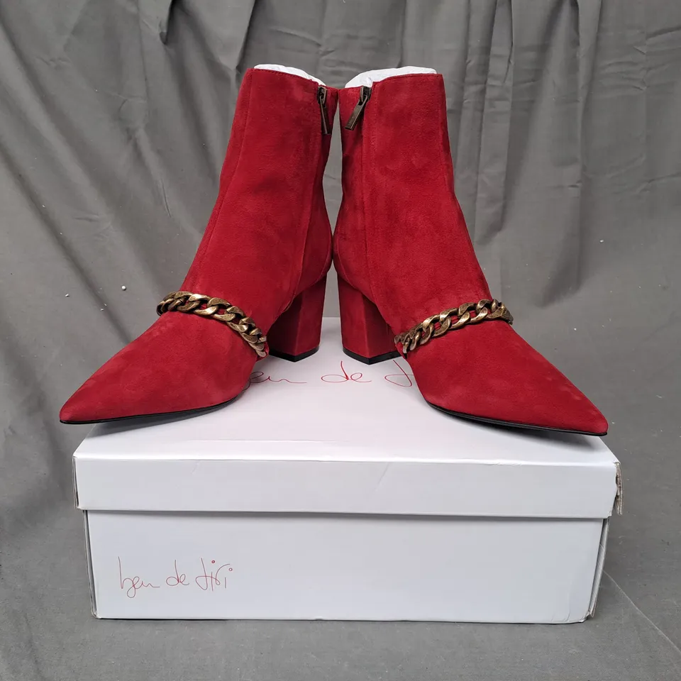 BOXED PAIR OF BEN DE LISI CHAIN LINK SUEDE ANKLE BOOTS IN RED SIZE 7