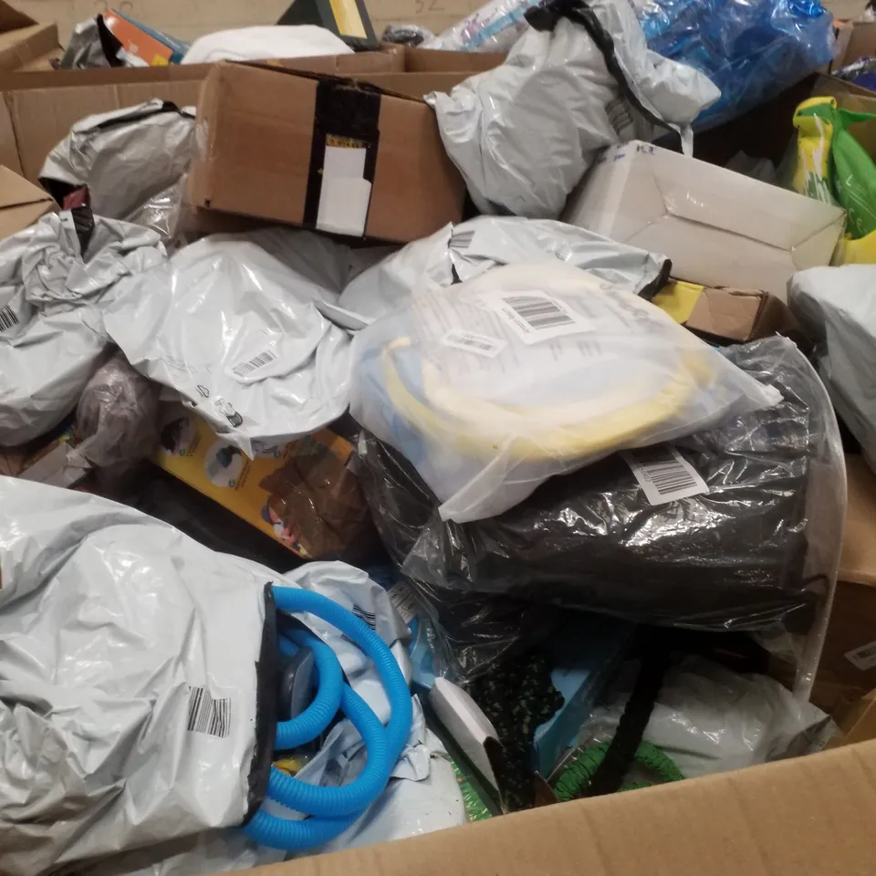 PALLET CONTAINING ASSORTED GARDEN HOSES & INFLATABLES