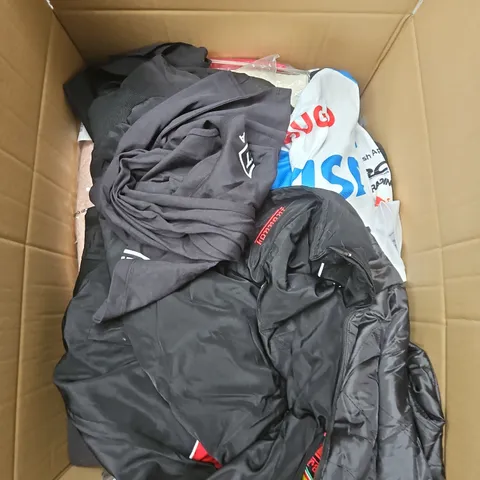 APPROXIMATELY 20 ASSORTED CLOTHING ITEMS IN VARIOUS SIZES, STYLES AND COLOURS