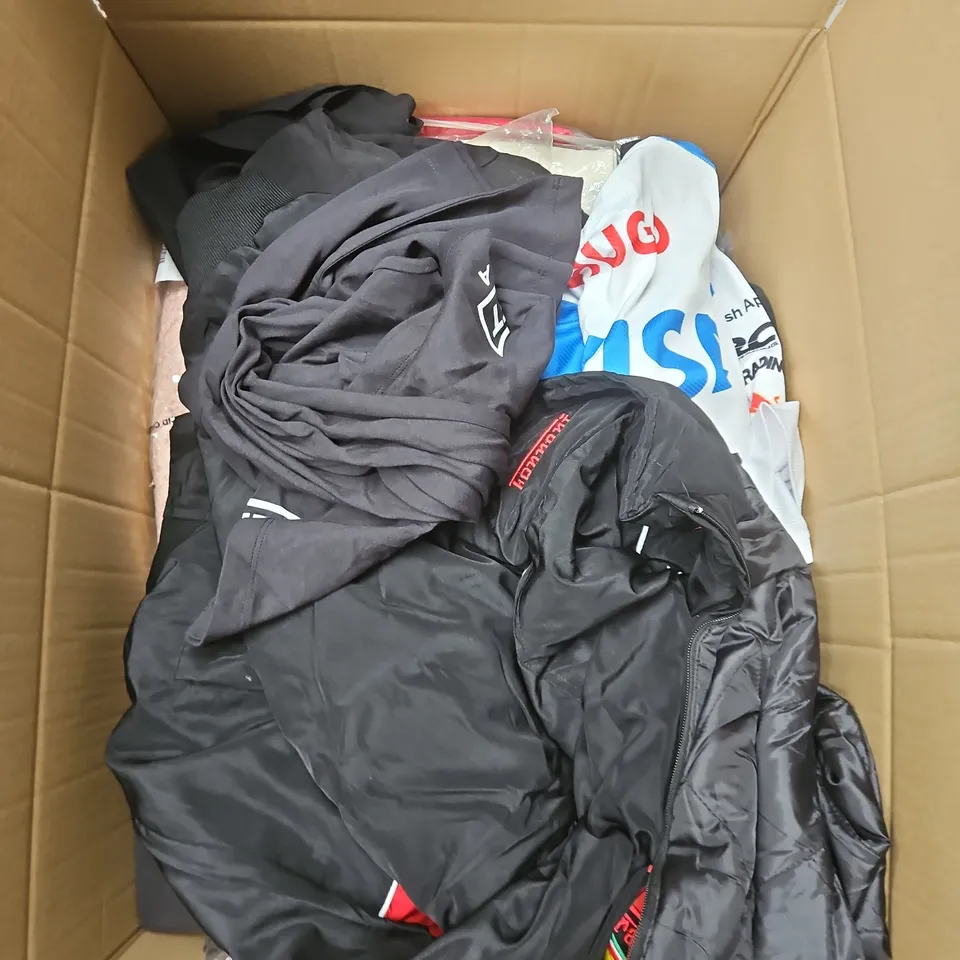 APPROXIMATELY 20 ASSORTED CLOTHING ITEMS IN VARIOUS SIZES, STYLES AND COLOURS