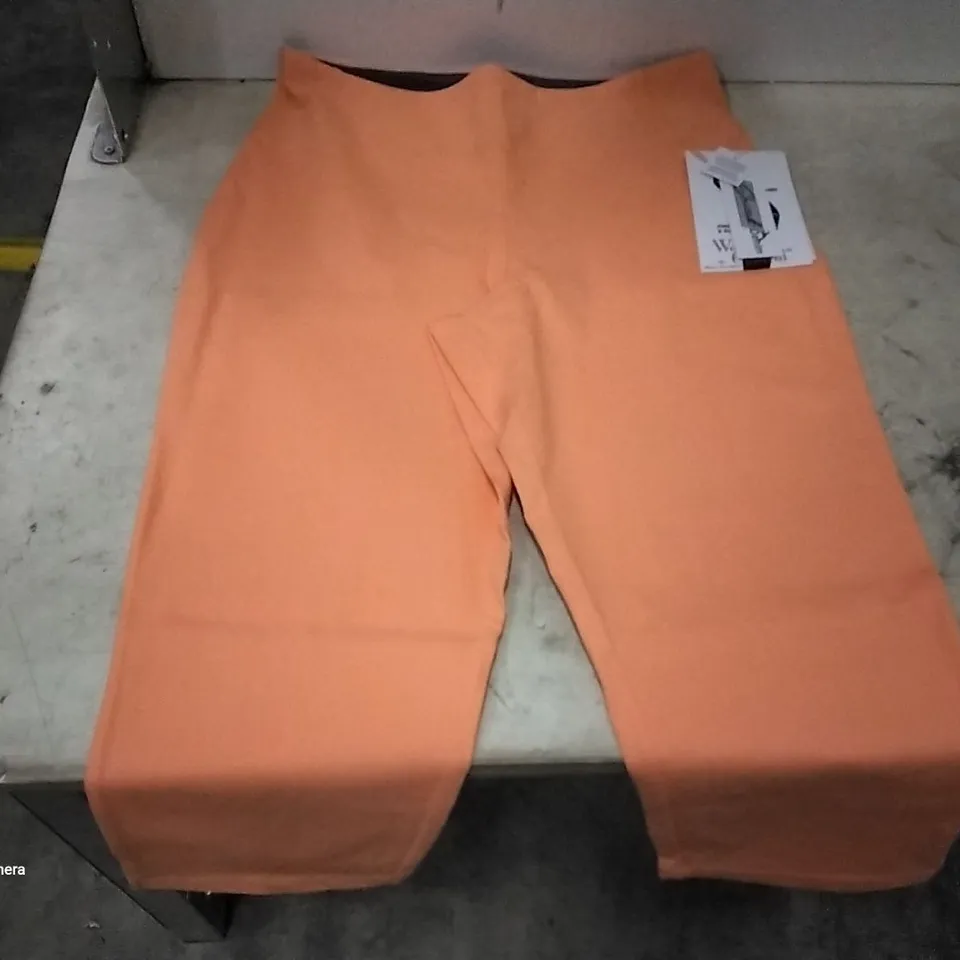 LOT OF APPROX 30 WOMEN WITH CONTROL ORANGE LEGGINGS - SIZE XL