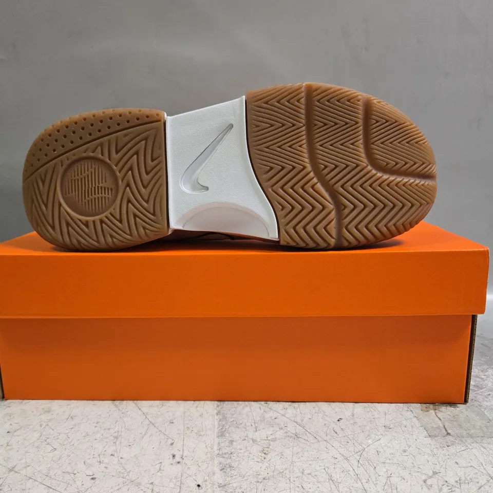 BOXED PAIR OF NIKE COURT LITE 4 SHOES IN WHITE/BLUE SIZE UK 6