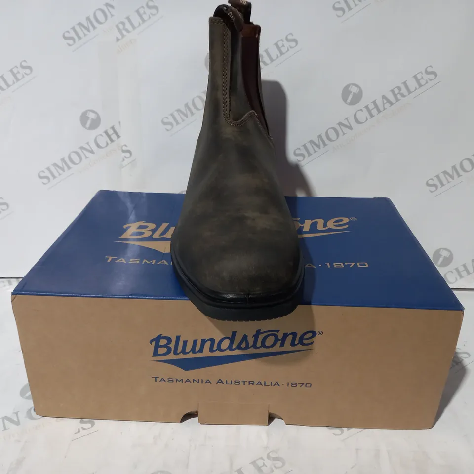 BOXED PAIR OF BLUNDSTONE ELASTIC SIDED BOOTS IN RUSTIC BROWN UK SIZE 9