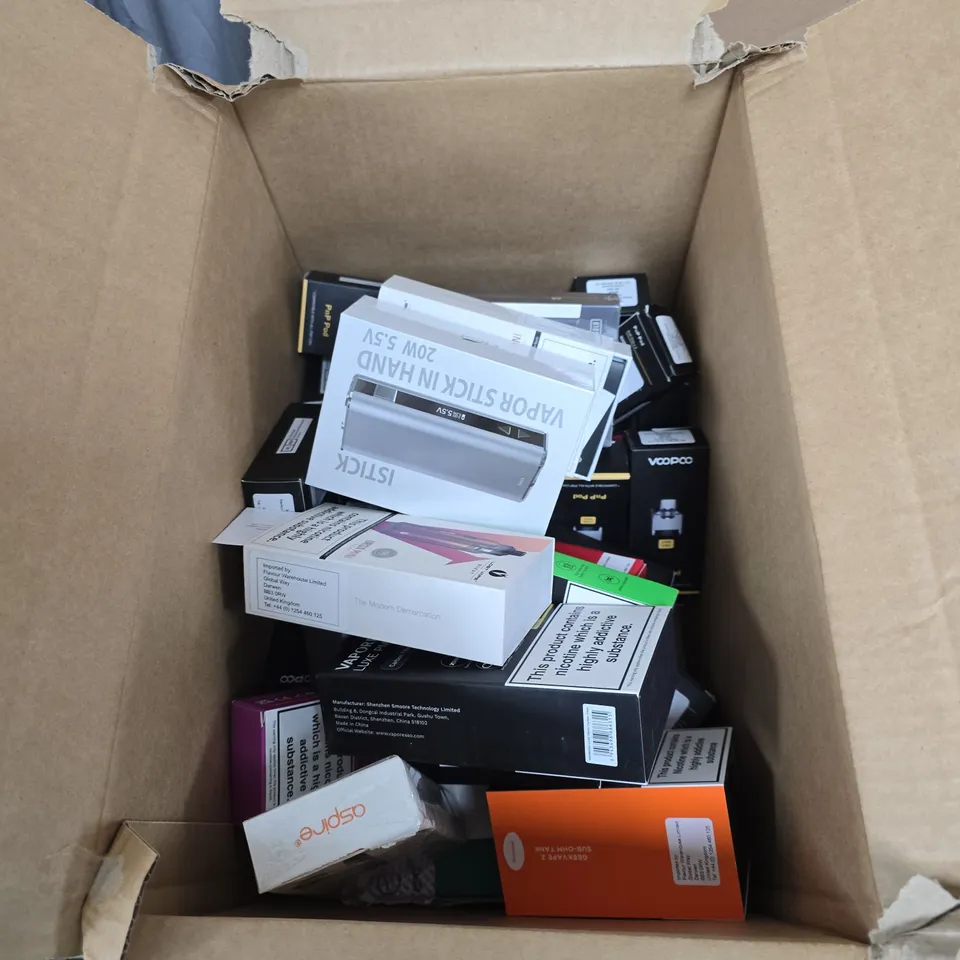 BOX OF APPROXIMATELY 30 ASSORTED E-CIGARETTES AND ACCOMPANIMENTS TO INCLUDE: VARIOUS VOOPOO ITEMS 