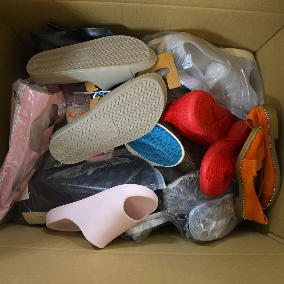 APPROXIMATELY 20 ASSORTED PAIRS OF SHOES AND FOOTWEAR ITEMS IN VARIOUS STYLES AND SIZES TO INCLUDE BRANDS SUCH AS ARCHIES, PRIMARK, KELSI, ETC