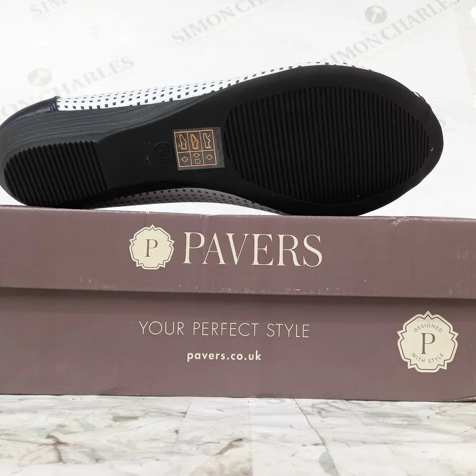 BOXED PAIR OF PAVERS SLIP-ON WEDGE SHOES IN WHITE/NAVY W. FLORAL DESIGN EU SIZE 39