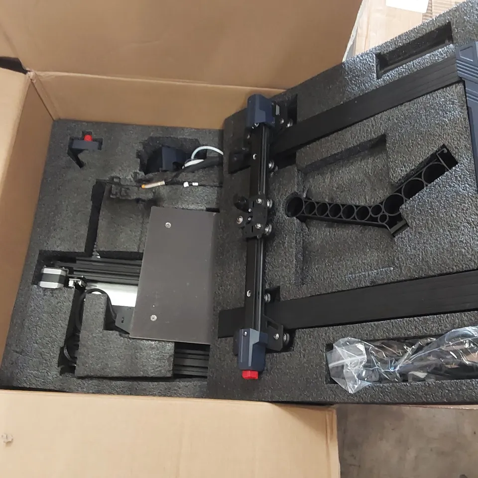 PALLET OF ASSORTED ITEMS INCLUDING: ANYCUBIC KOBRA 3 COMBO 3D PRINTER, 2X ANYCUBIC KOBRA 2 NEO 3D PRINTERS, 11FT PATIO UMBRELLA, 2.9M TELESCOPIC LADDER ECT