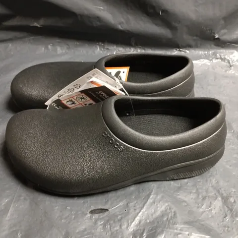 CROCS ON THE CLOCK WORK SLIP ONS IN BLACK -UK M4/W4