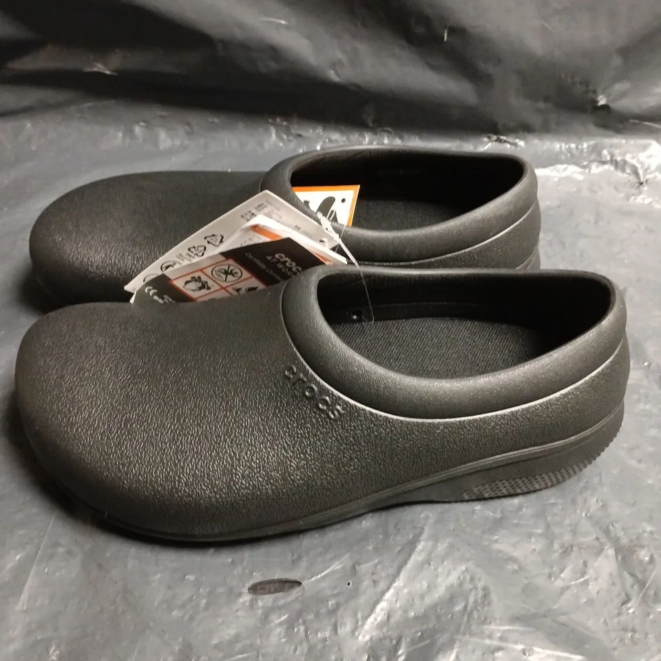 CROCS ON THE CLOCK WORK SLIP ONS IN BLACK -UK M4/W4