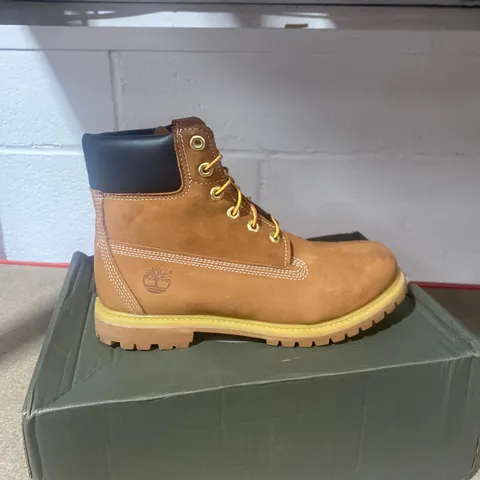 BOXED PAIR OF TIMBERLAND PREMIUM 6 WATERPROOF NUBUCK BOOTS SIZE 7