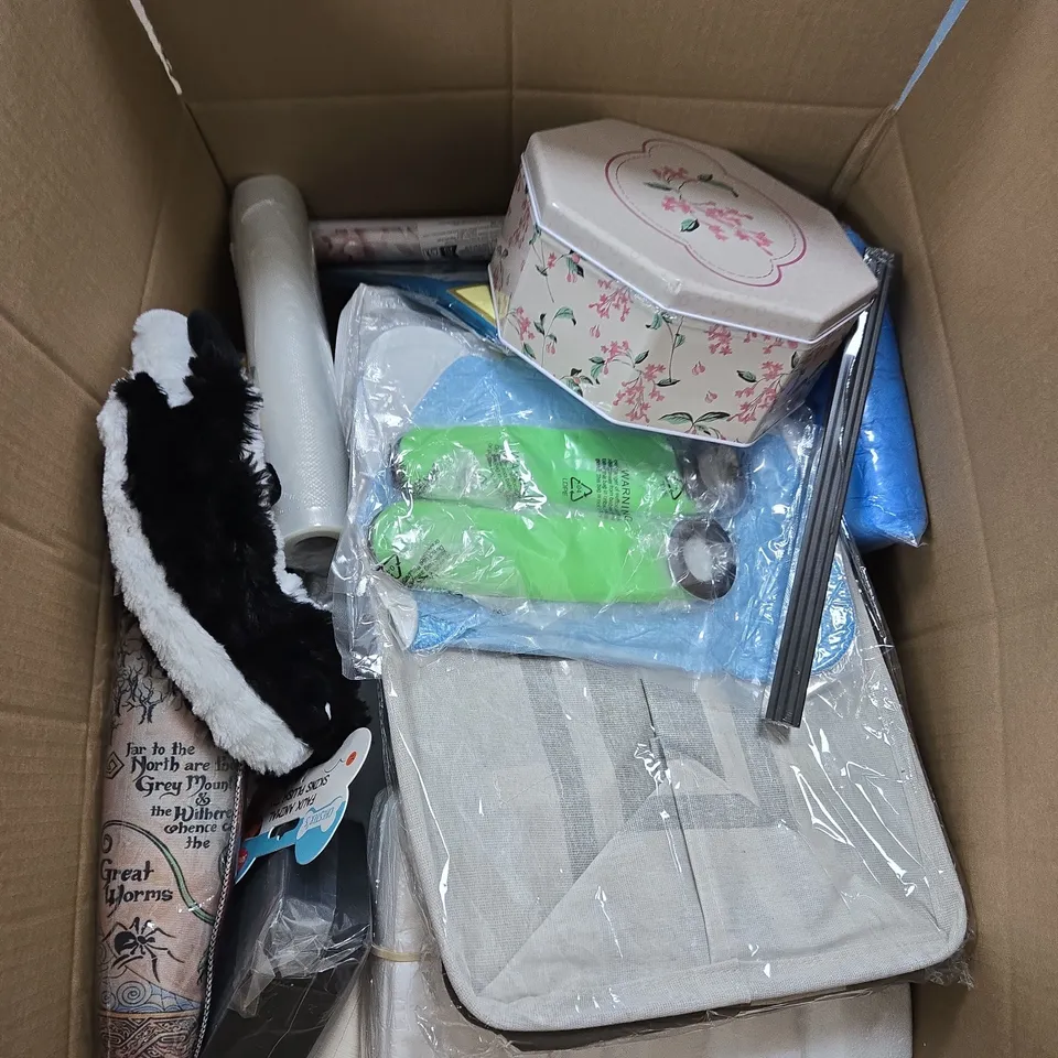 BOX OF APPROXIMATELY 15 ASSORTED HOUSEHOLD ITEMS 