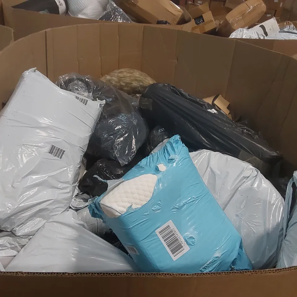 PALLET CONTAINING A VERY LARGE QUANTITY OF ASSORTED PILLOWS AND RELATED BEDDING/COMFORT PRODUCTS ECT