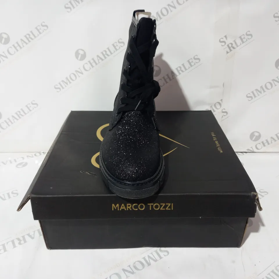 BOXED PAIR OF MARCO TOZZI ANKLE BOOTS IN BLACK W. GLITTER EFFECT EU SIZE 40