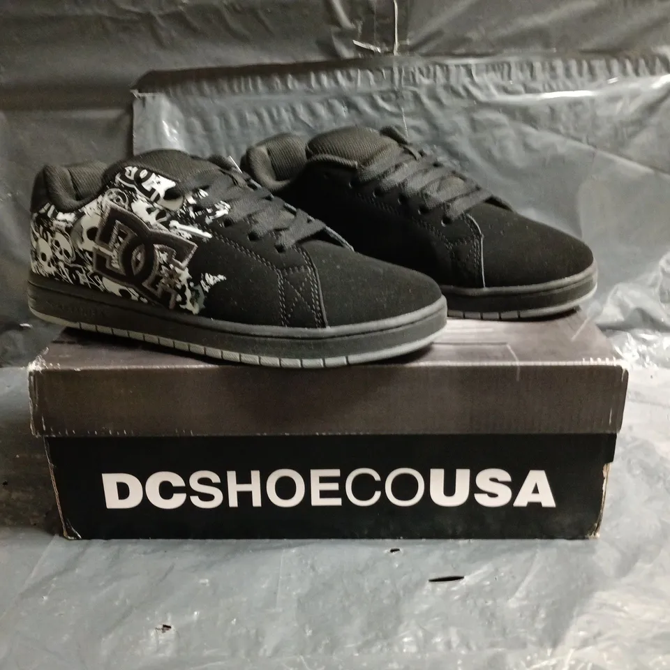 BOXED PAIR OF DC GAVELER SHOES IN BLACK/GREY SIZE UK 8