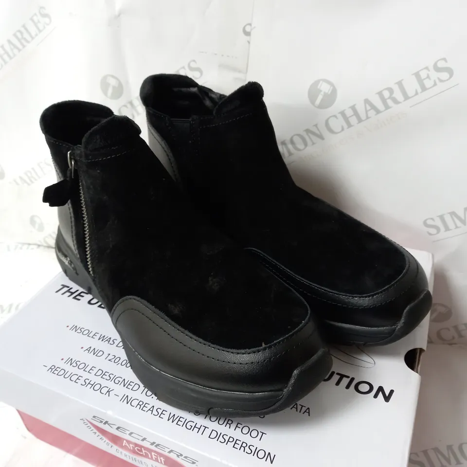 BOXED SKECHERS ARCH FIT SMOOTH ZIP BOOTS, BLACK - SIZE 6