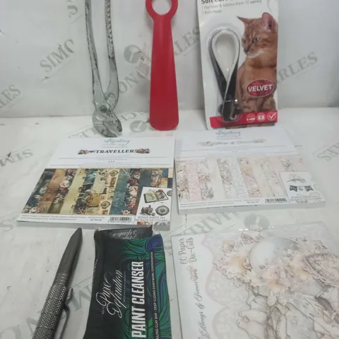 BOX OF APPROXIMATELY 15 ASSORTED COSMETIC ITEMS TO INCLUDE - SHOE HORN, CAT FLEA COLLAR, PAINT CLEANSER ETC