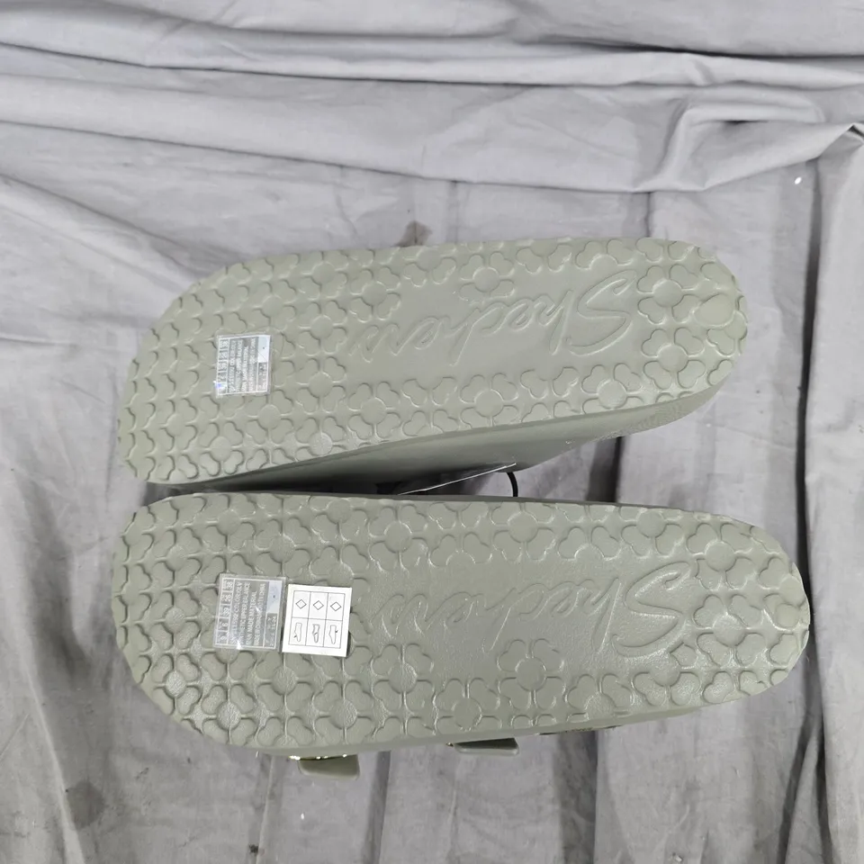 SKECHERS ARCH FIT CALI BREEZE 2.0 GOLD STAR SLIDE SANDALS - 6