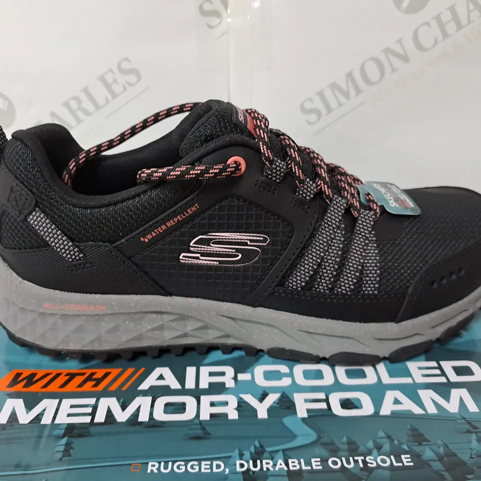 BOXED SKECHERS BLACK OUTDOOR SHOE SIZE 4