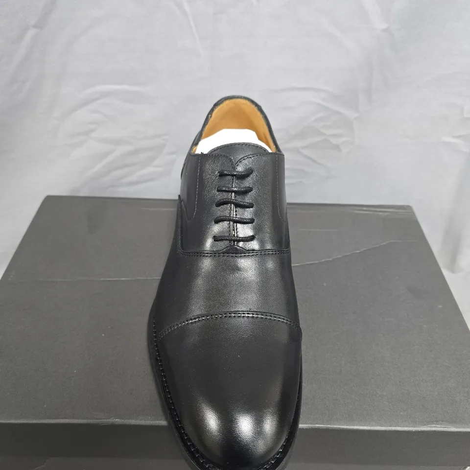 BOXED PAIR OF MEN'S BLACK LEATHER OXFORD SHOES - UK SIZE 8