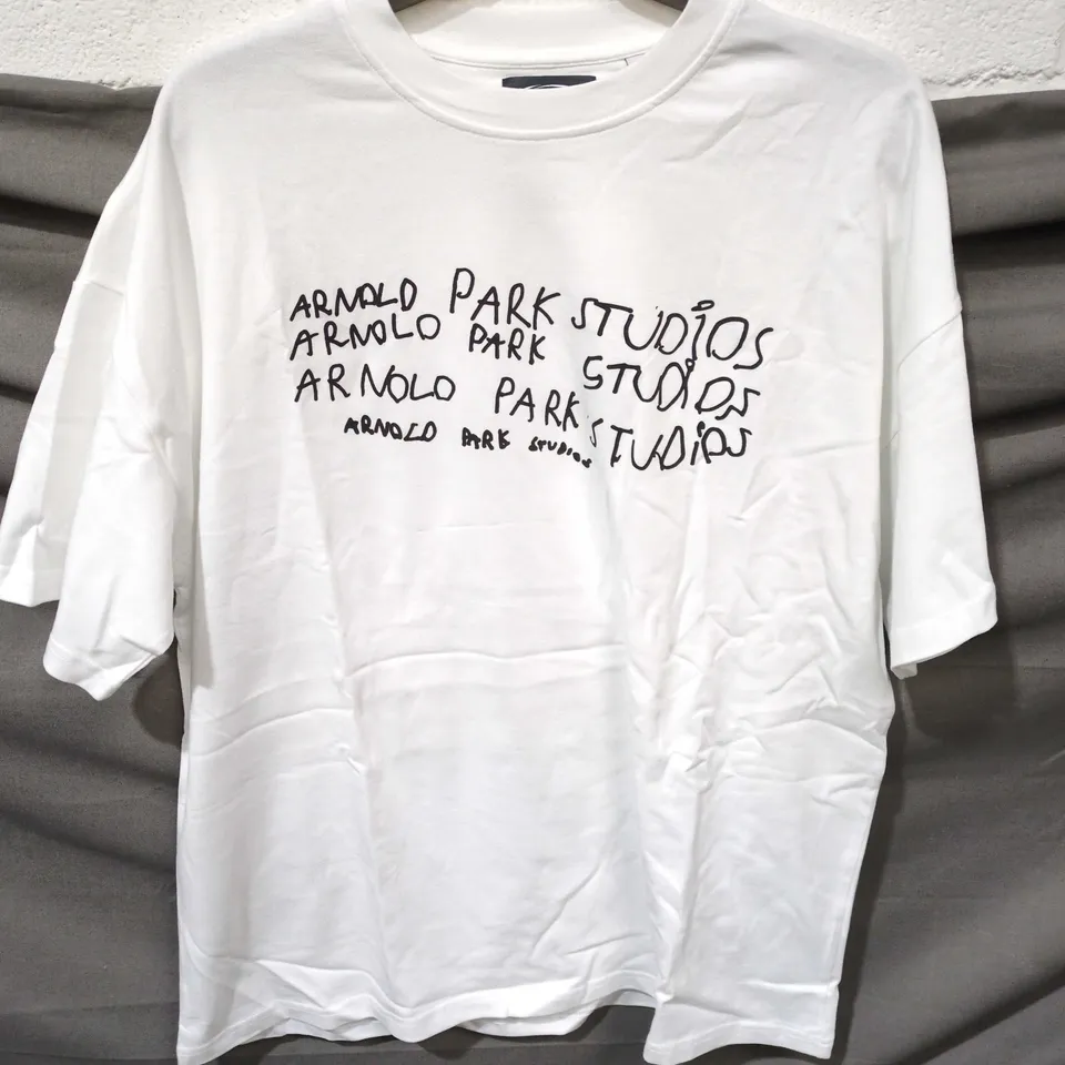 ARNOLD PARK STUDIOS IMAGINARY FRIENDS T-SHIRT IN WHITE – SIZE UK L