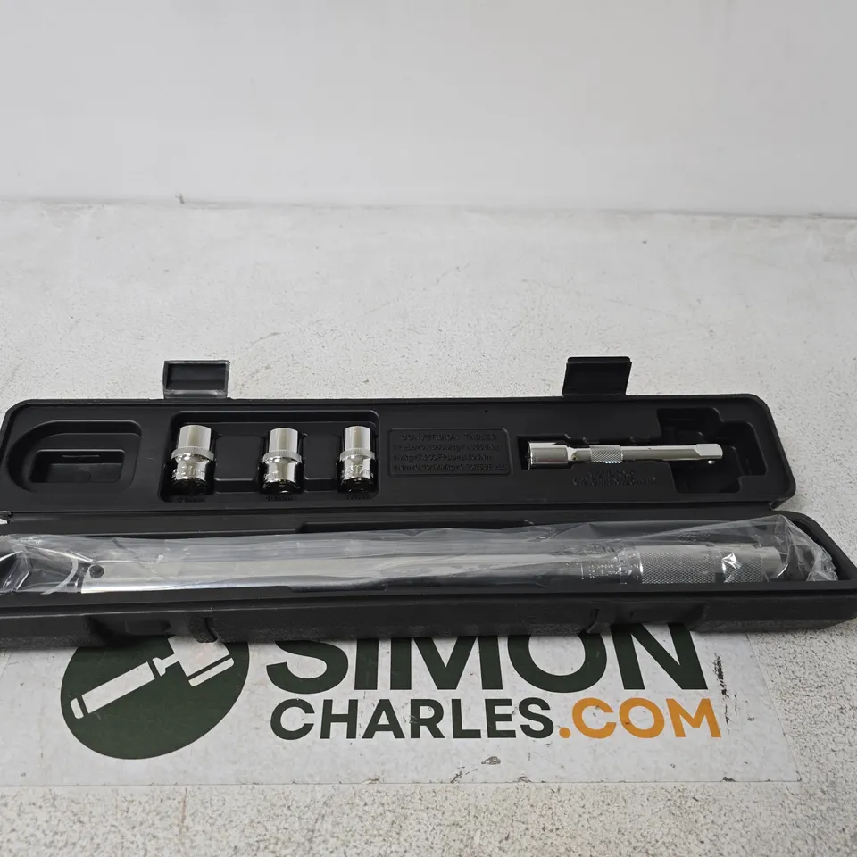 MICROMETER ADJUSTABLE TORQUE WRENCH SET IN PLASTIC CASE (10–150 FT-LB / 28–210 NM)