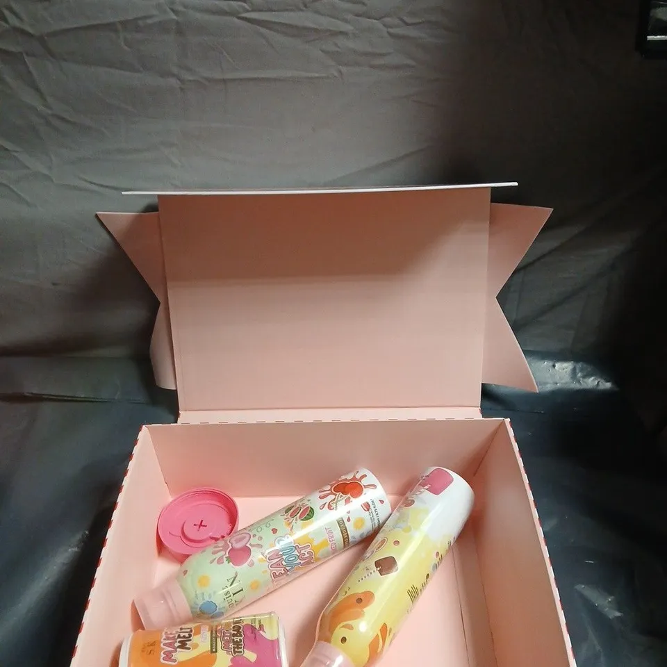 HEALTH & BEAUTY GIFT SET IN PINK BOX – 3 BATH & BODY PRODUCTS 