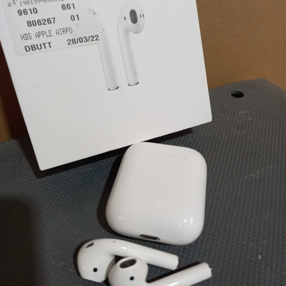 APPLE AIRPODS WITH CHARGING CASE 