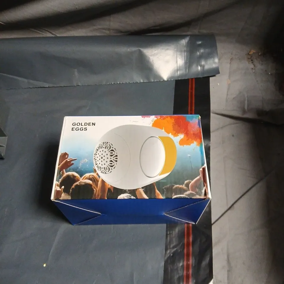 APPROXIMATELY 14 ASSORTED ITEMS INCLUDING MAKE UP FX , GOLDEN EGGS SPEAKER AND MINNIE MOUSE PENCIL CASE 