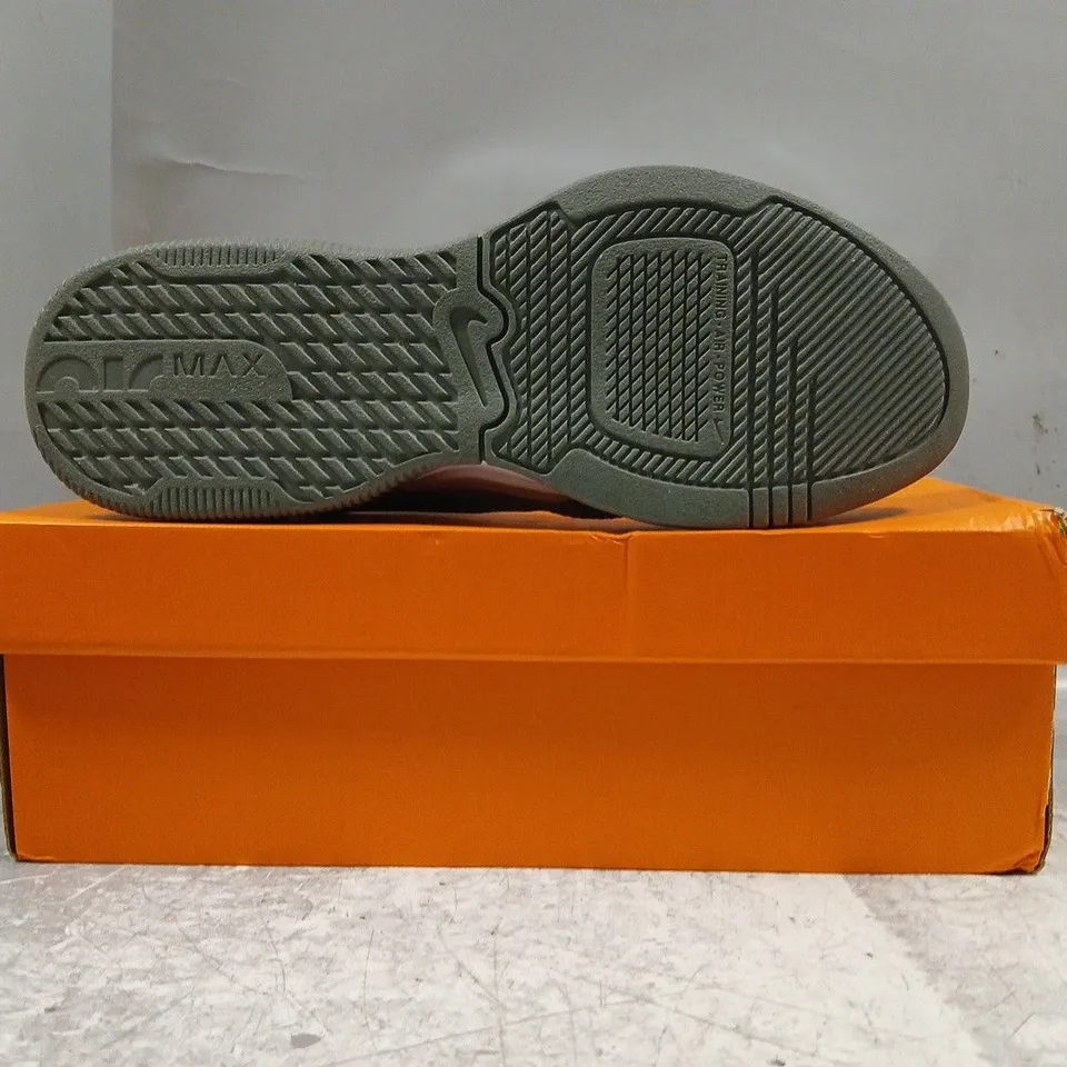 BOXED PAIR OF NIKE AIR MAXALPHA TRAINER 5 IN GREY/GREEN/WHITE SIZE UK 10