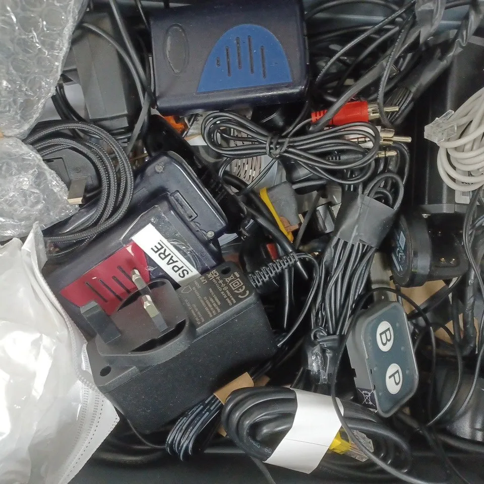 APPROXIMATELY 15 ASSORTED ELECTRICAL ITEMS TO INCLUDE VARIOUS PLUGS AND CABLES