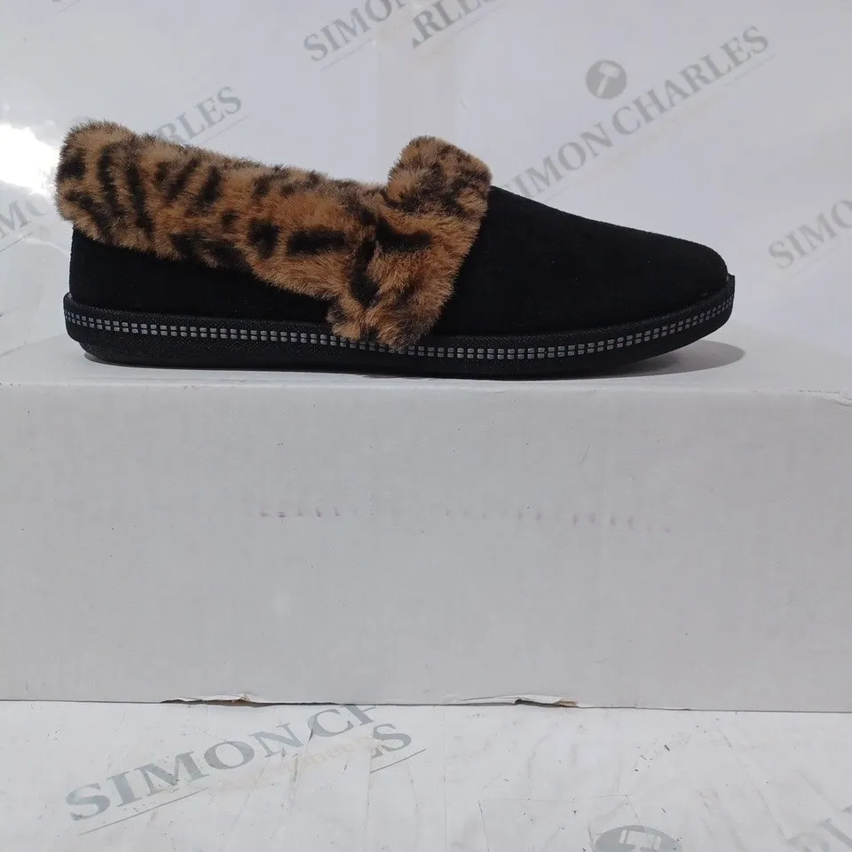 BOXED PAIR OF SKETCHERS FUR LINED LEOPARD SLIPPERS IN BLACK SIZE 4