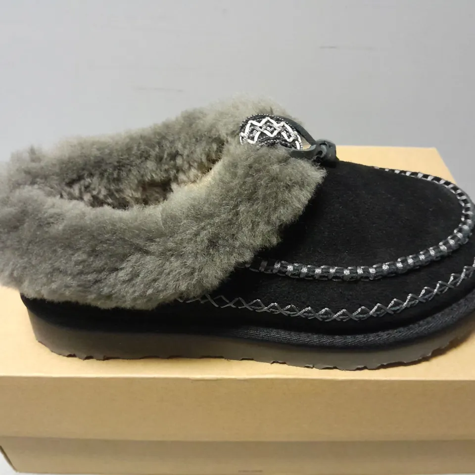 BOXED PAIR OF UGGS WOMENS TASMAN ALPINE SLIPPERS IN BLACK - UK 5