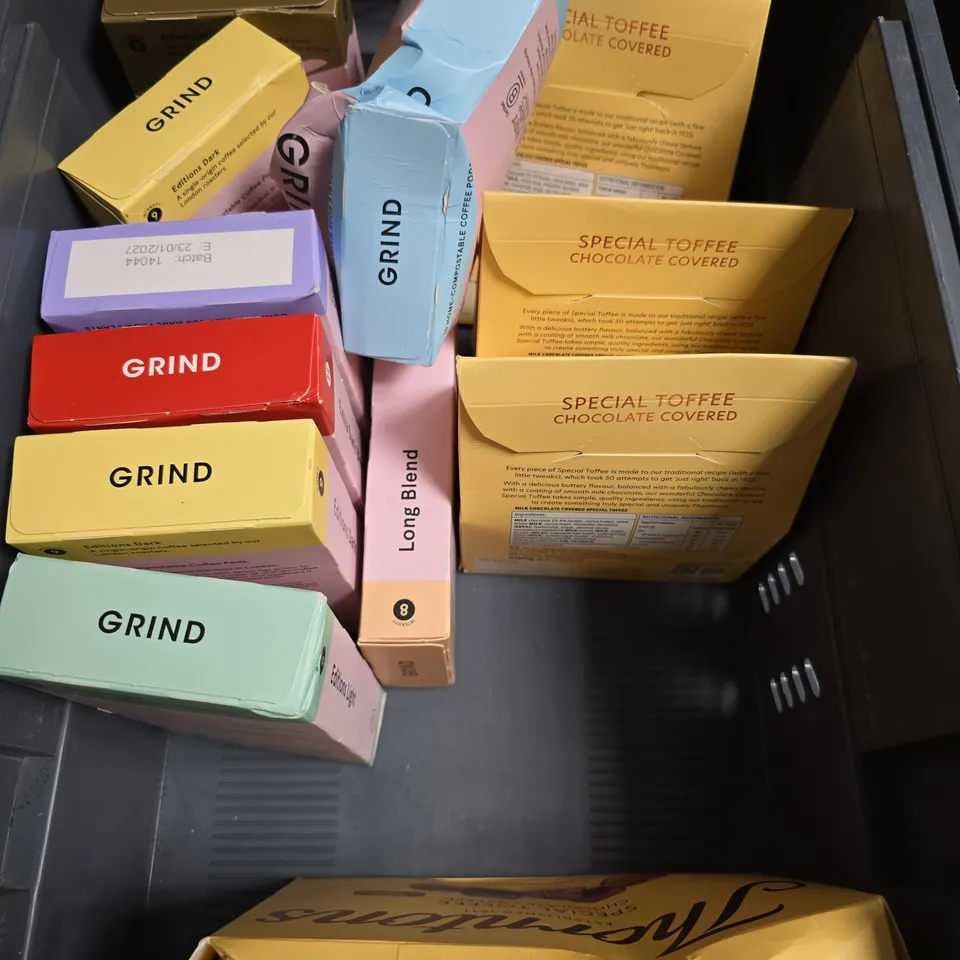 APPROXIMATELY 10 ASSORTED FOOD/DRINK PRODUCTS TO INCLUDE GRIND COFFEE PODS, TOFFEE CHOCOLATE, MATCHA TEA ETC 