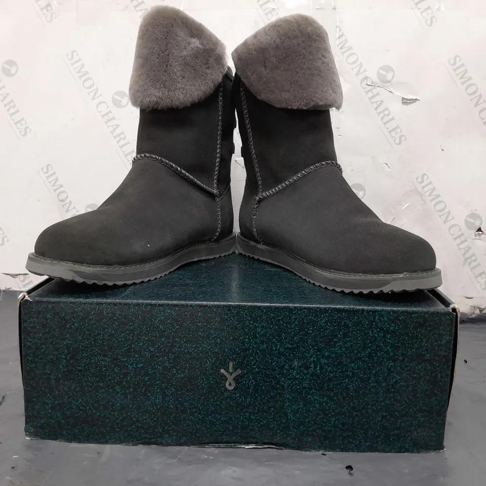 BOXED PAIR OF EMU AUSTRALIA BOOTS IN DARK GREY SIZE 7