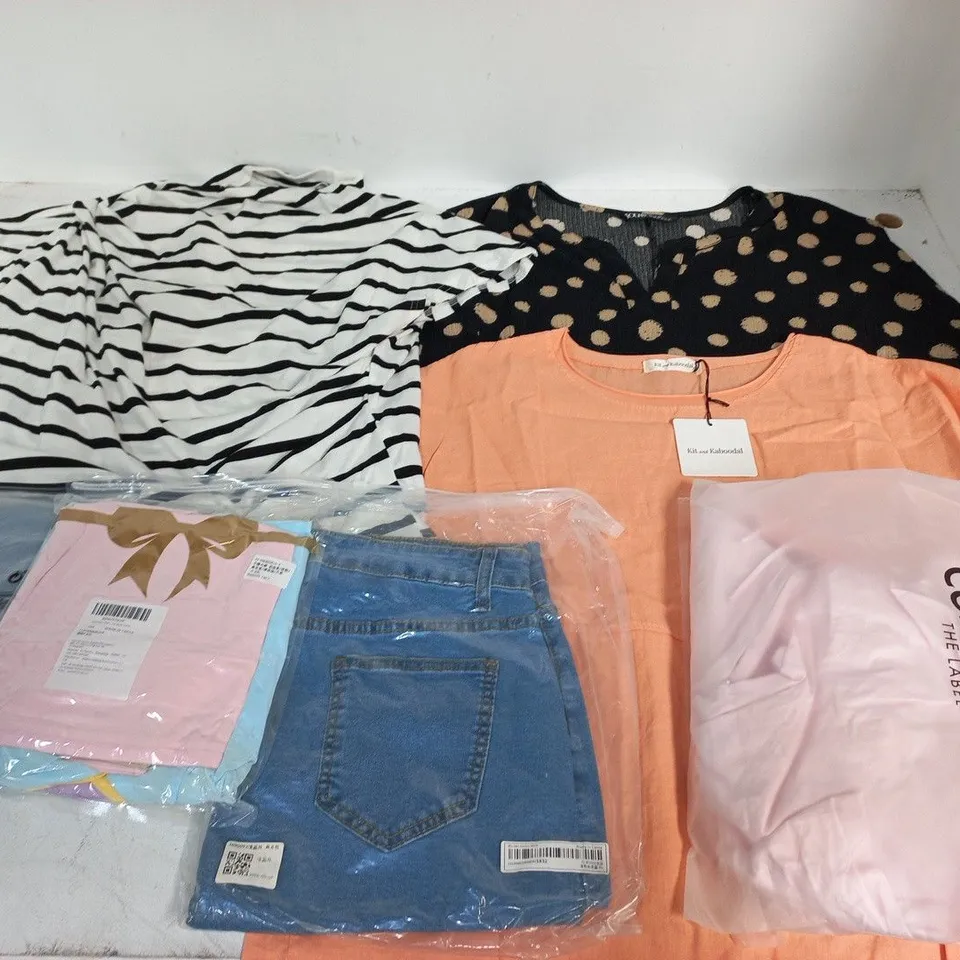 LARGE QUANTITY OF ASSORTED CLOTHING ITEMS TO INCLUDE COLLECTIVE, LUV YOURS AND KABOODAL
