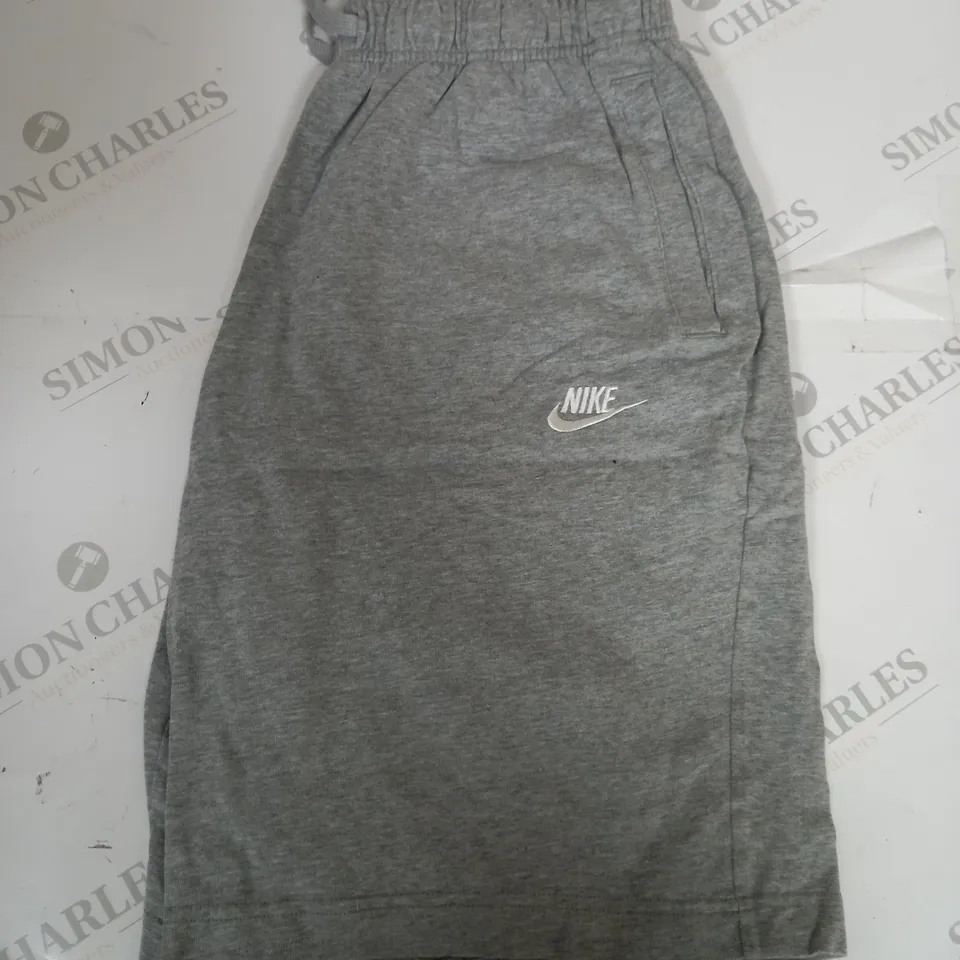 NIKE LOGO FLEECED SHORTS SIZE L