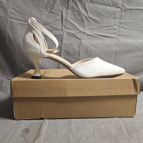 BOXED PAIR OF UNBRANDED POINTED TOE HEELS IN WHITE SIZE EU 40