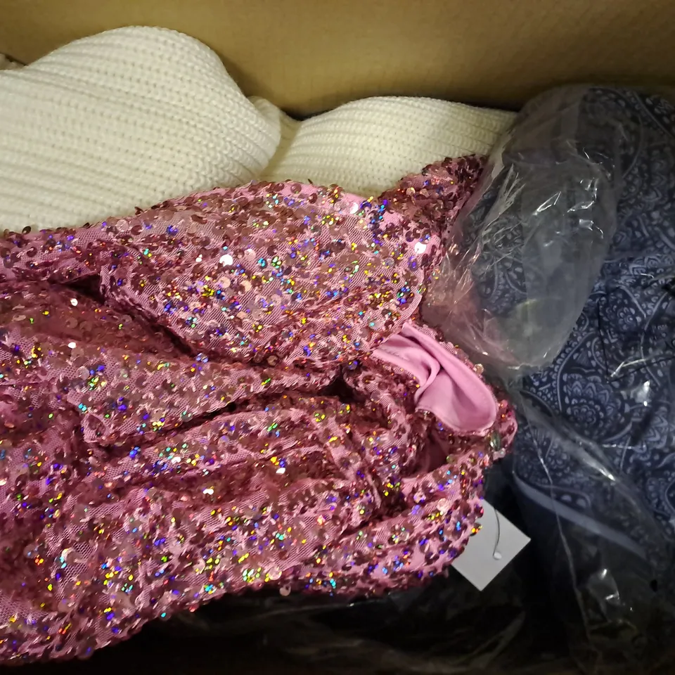 BOX OF APPROXIMATELY 10 ASSORTED CLOTHING AND FASHION ITEMS IN VARIOUS STYLES, SIZES, AND COLOURS - COLLECTION ONLY