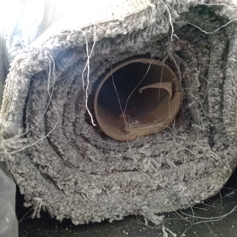 ROLL OF QUALITY SEATTLE CARPET APPROXIMATELY 7.4X4M