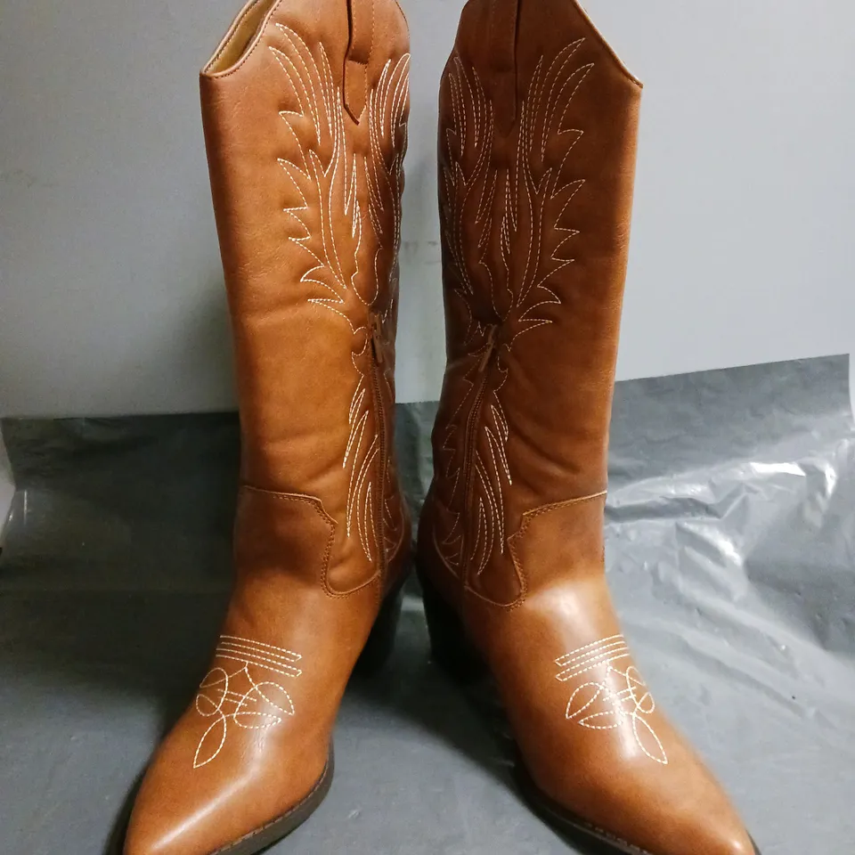 BOXED PAIR OF GLAMOROUS KNEE-HIGH WESTERN STYLE BOOTS IN BROWN SIZE 8