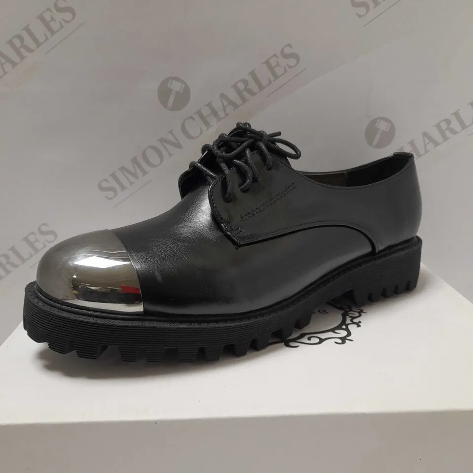 MADA-EMME SILVER TOE CAP LACE UP DERBY SHOES - SIZE 7