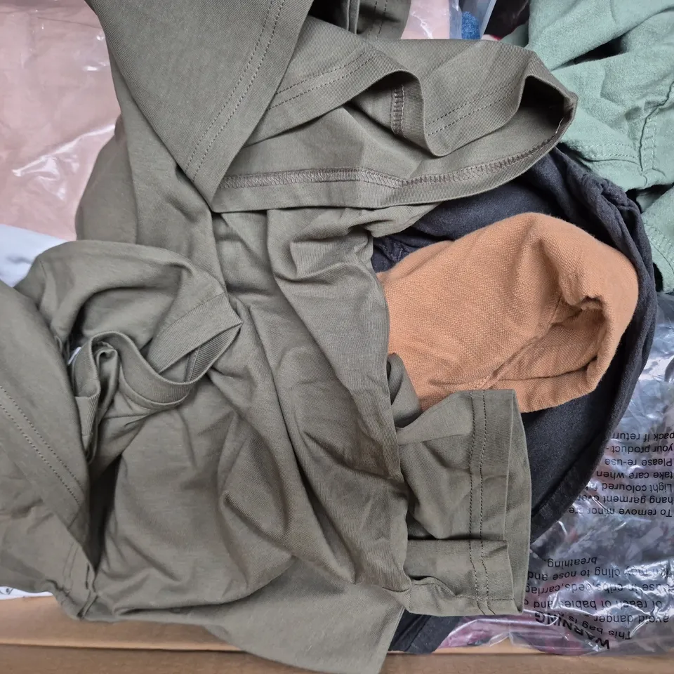 BOX OF APPROXIMATELY 25 ASSORTED CLOTHING AND FASHION PRODUCTS IN VARIOUS STYLES AND SIZES - COLLECTION ONLY