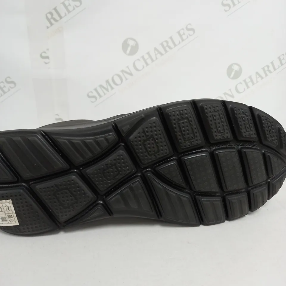 BOXED PAIR OF SKECHERS AIR COOLED MEMORY FOAM TRAINERS IN BLACK SIZE 9