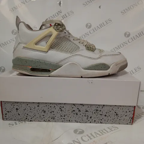 BOXED PAIR OF NIKE AIR JORDAN 4 RETRO SHOES IN WHITE UK SIZE 10.5