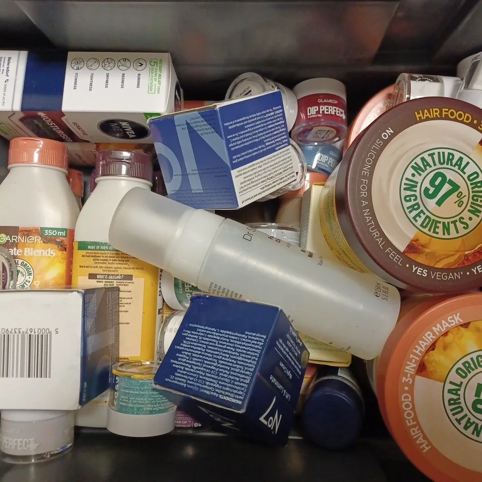 BOX OF APPROX 20 ASSORTED HEALTH AND BEAUTY ITEMS TO INCLUDE - NIVEA MEN DEEP CLEANING FACE WASH - NO7 PROTECT & PERFECT INTENSE ADVANCED SPF 15 DAY CREAM - ULTRASUN SPF 50 FACE MOISTURSING CREAM ECT