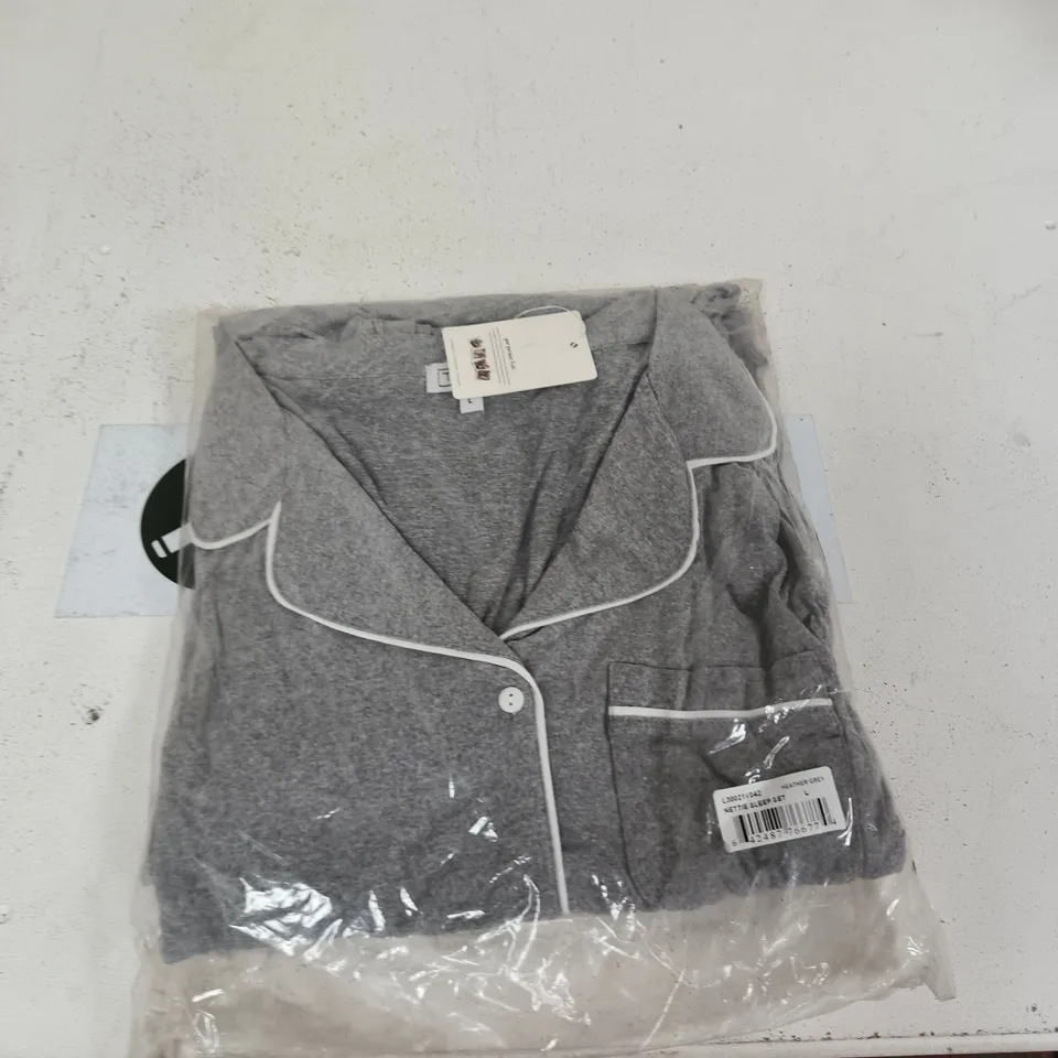 BOX OF APPROXIMATELY 30 ASSORTED CLOTHING ITEMS TO INCLUDE: TAMSY SLEEP SET
