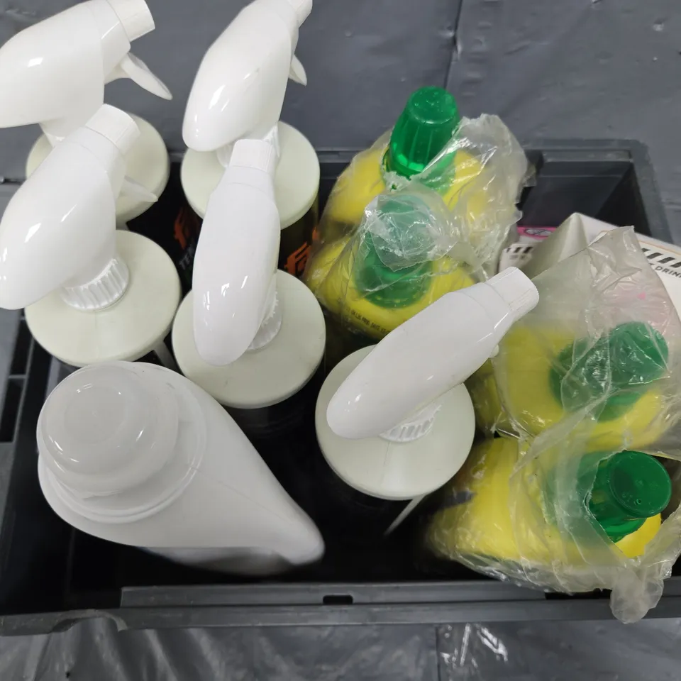 APPROXIMATELY 12 ASSORTED LIQUIDS TO INCLUDE FABSIL TENT & AWNING CLEANER, SMOT WASHING UP LIQUID, MIRACLE GO ALL PURPOSE PLANT FOOD, ETC - COLLECTION ONLY