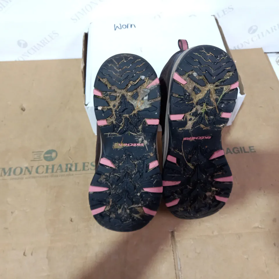 BOXED PAIR OF SKECHERS BOOTS- SIZE 8